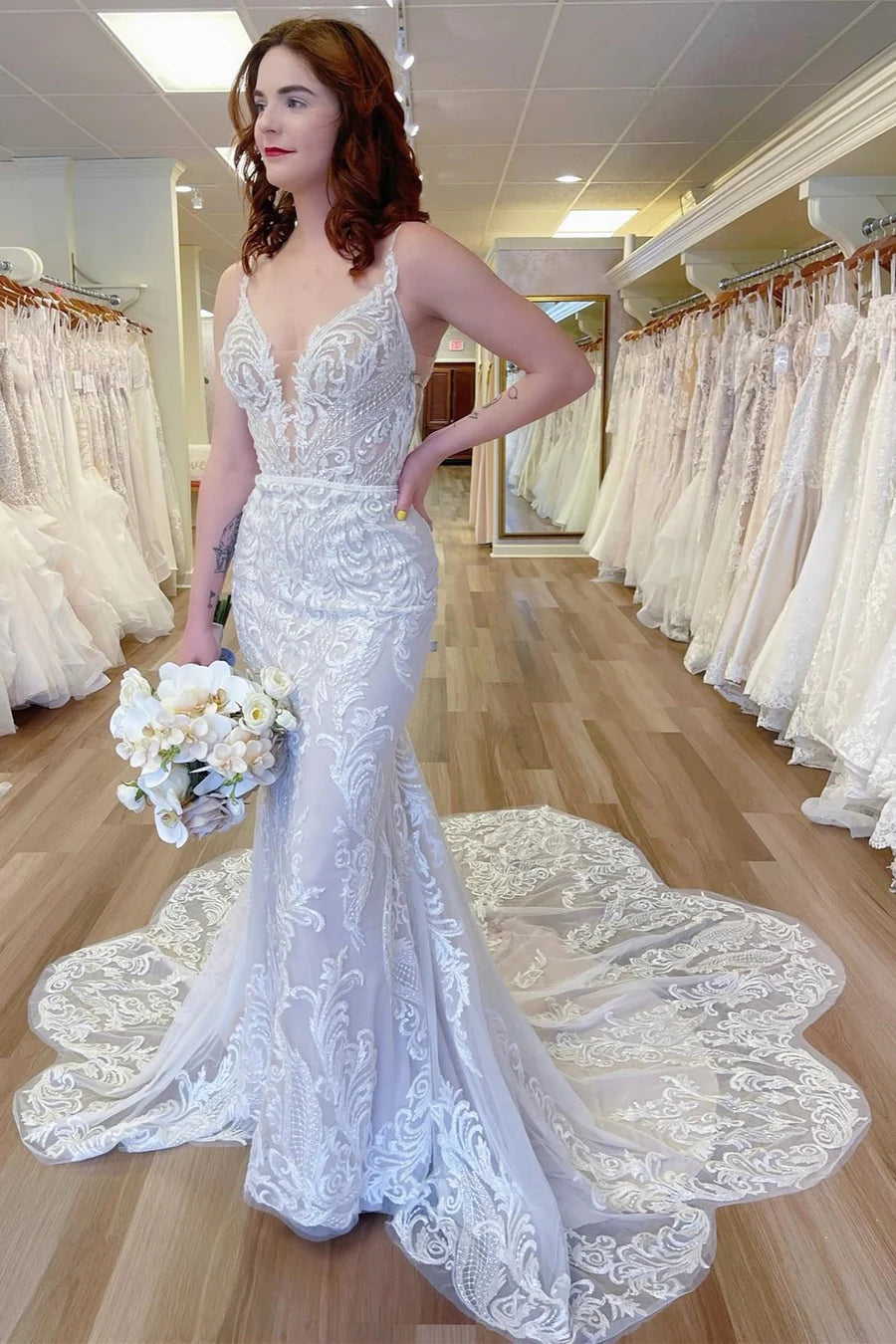 Vestido de novia largo de sirena con escote en V y espalda descubierta de encaje